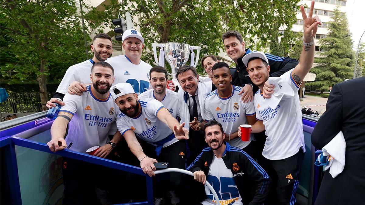 بالفيديو- رقص جنوني واحتفالات بالكراسي للاعبي ريال مدريد فرحاً بالدوري الإسباني