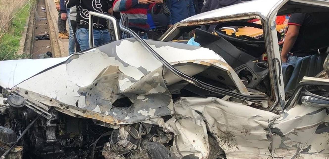 بالفيديو-حادث غريب عجيب..قائد سيارة يخرج من باب "الكراج" ويعود إليه عبر الحائط!