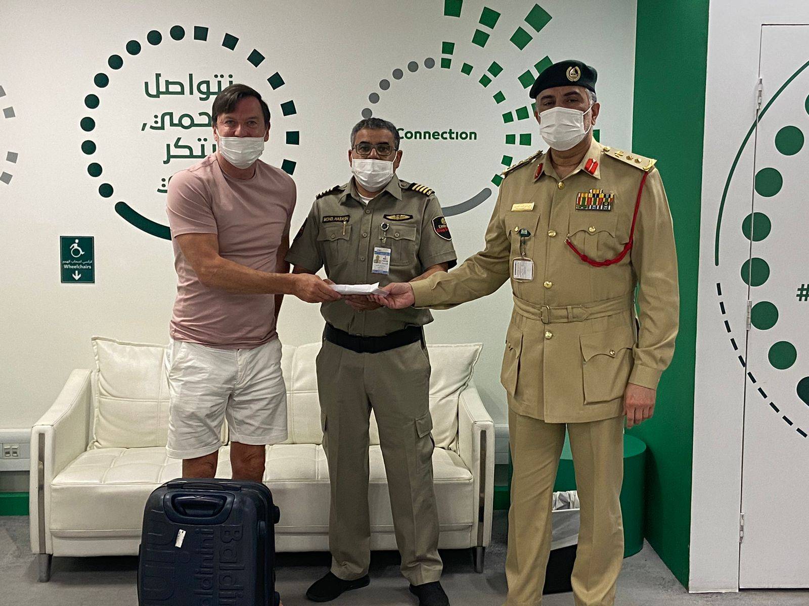 في دبي.. مسافر يترك حقيبة تحتوي على 70 ألف درهم في المطار