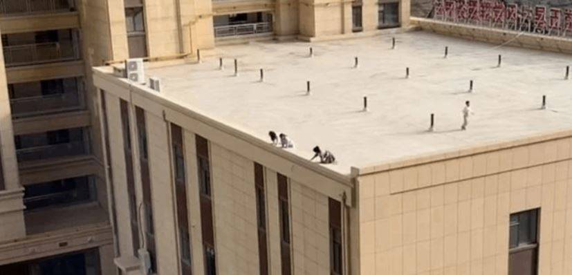 فيديو يوقف القلب... أطفال يتزلجون على سطح مبنى عالٍ في الصين