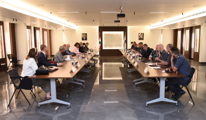 عثمان عرض موضوع السجون
مع وفد من الأمم المتّحدة