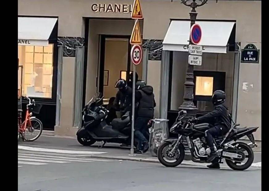 بالفيديو- سرقة متجر مجوهرات فاخر وسط باريس "في وضح النهار"