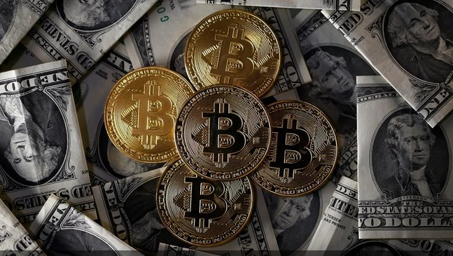 الدولار يتراجع بعد رفع سعر الفائدة الأمريكية و"بيتكوين" يقفز 5%