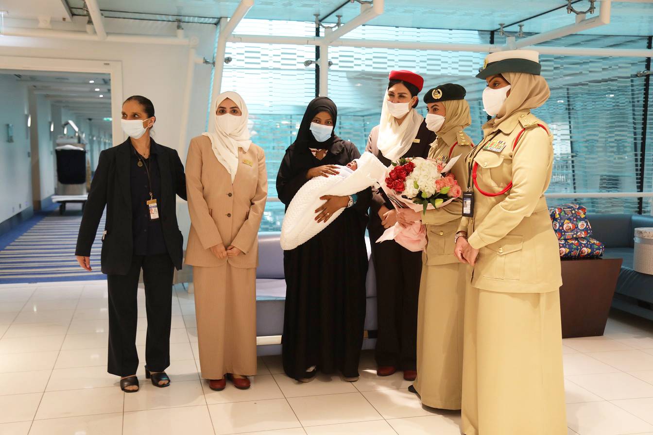 مسافرة ترانزيت تصل مطار دبي بثلاثة أطفال وتغادر بأربعة