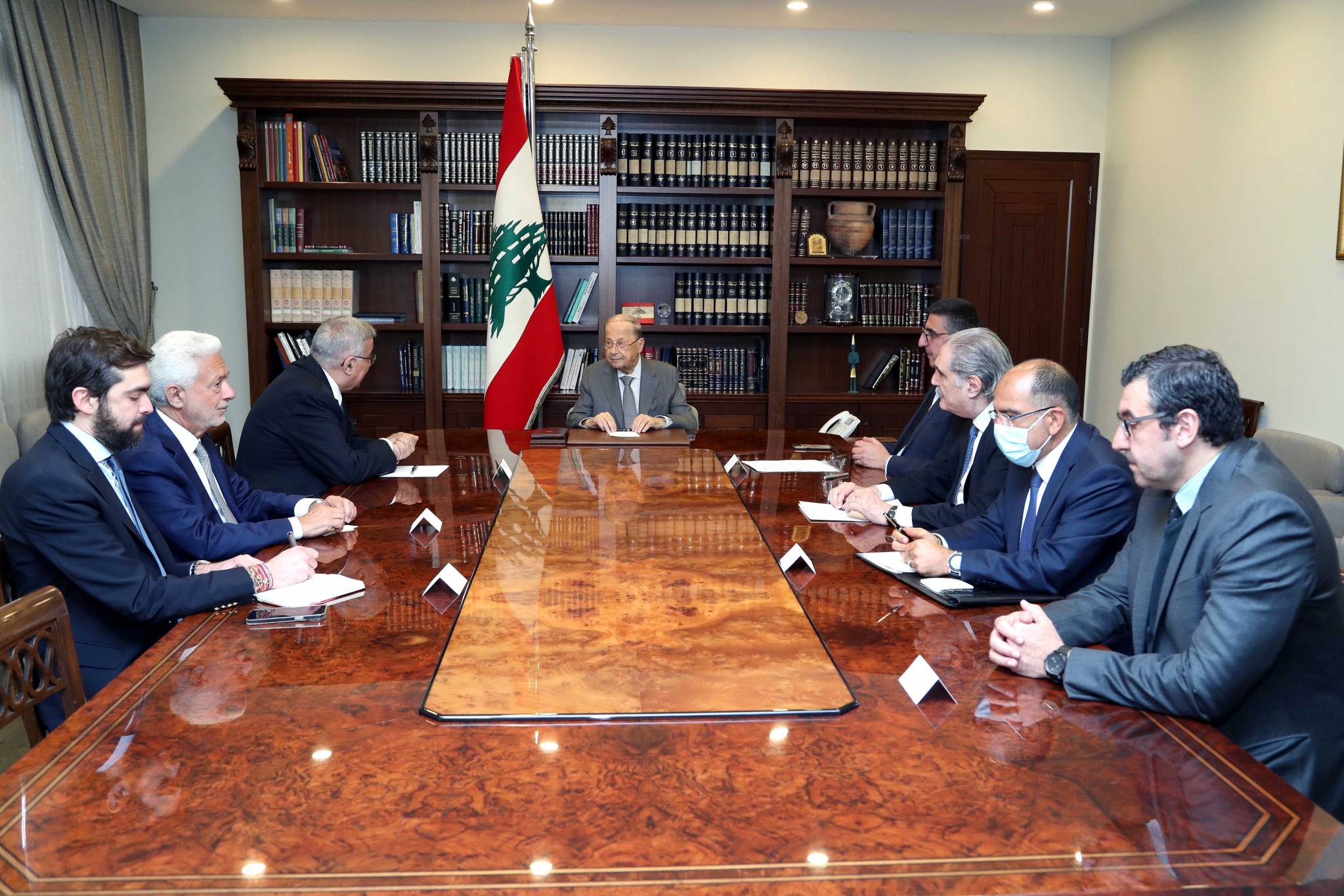 تلقّى المزيد من برقيّات التهنئة بالفطر
عون ترأس اجتماعاً لبحث الموقف اللبناني في مؤتمر بروكسل
واطلع من دندن على التحضيرات لاقتراع لبنانيي الإمارات