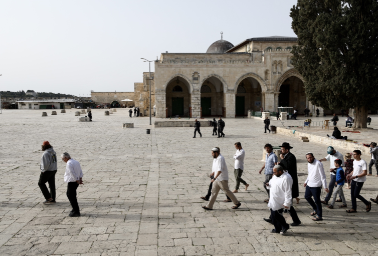 مستوطنون يقتحمون باحات الأقصى تحت حماية  قوات الاحتلال  والفصائل الفلسطينية تدعو للاستنفار في القدس