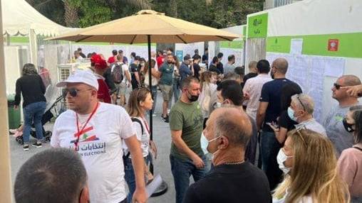 بالفيديو - شرطة دبي تُكرّم الناخبين اللبنانيين بلفتة إنسانية