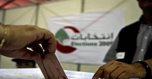بالصورة - مخالفة جديدة... مندوب لحركة أمل يتواصل مع الناخبين في السنغال