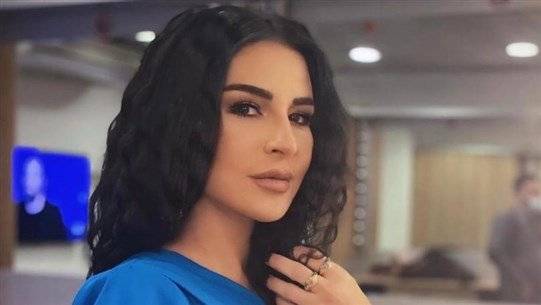 بالصورة- ماغي بو غصن بالcorset الاسود الدانتيل والفرو الاحمر...والجمهور يعلق