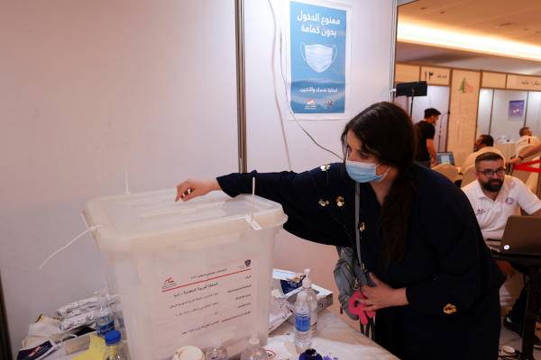 كم بلغ عدد المقترعين في اليونان ورومانيا حتى الساعة؟