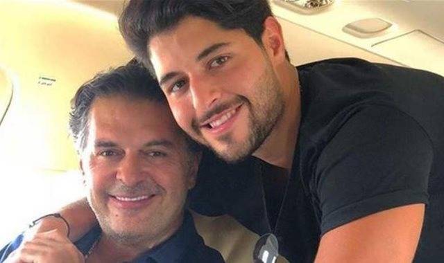 بالفيديو - هكذا يعتني خالد علامة بوالده على المسرح!