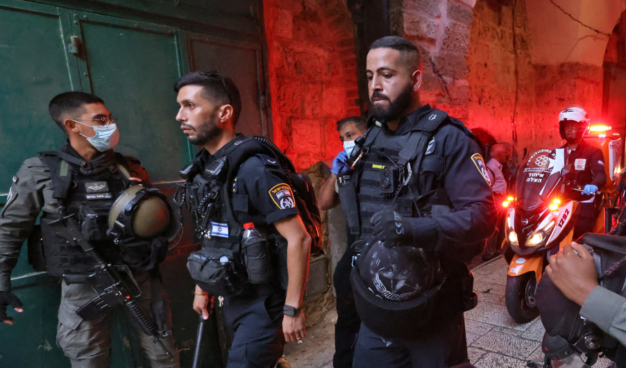 فيديو- إصابة شرطي اسرائيلي بعملية طعن في القدس