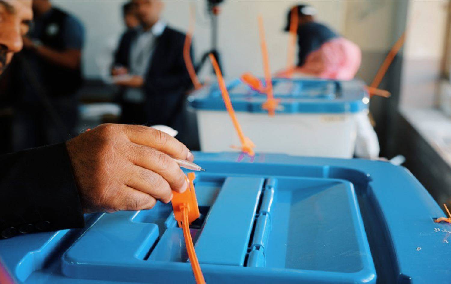هذا مصير  صندوق الإقتراع الذي وصل من قطر مثقوباً!