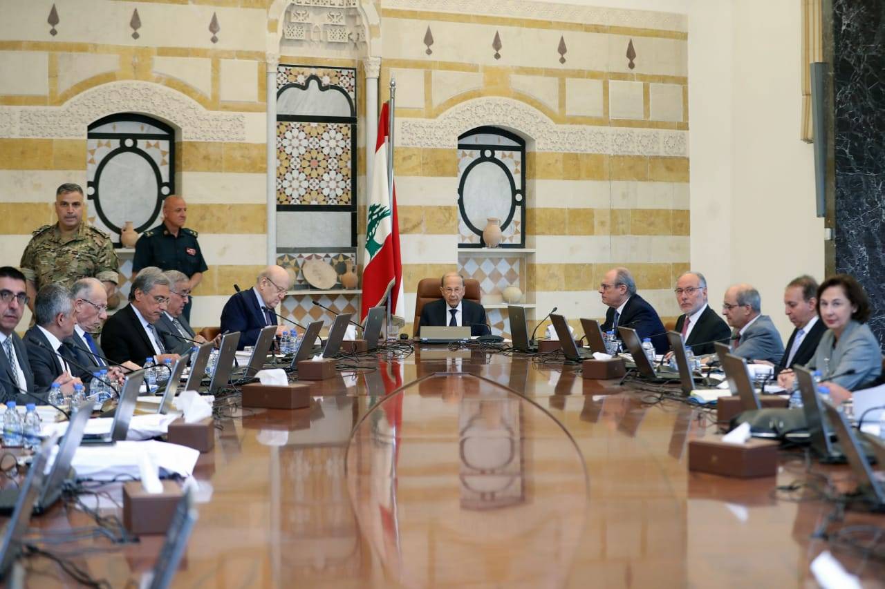 مجلس الوزراء وافق على تجديد جوازات السفر للإقتراع وعلى إنتاج الكهرباء وعلى قرض لتأمين القمح
عون: لبنان يرفض دمج النازحين... ونشدّد على ضبط الراشي والمُرتشين في الإنتخابات
ميقاتي: لا نريد إرهاق المواطن وسوق النقد سيكون مُستقراً بعد الإنتخابات... للمشاركة في الإقتراع