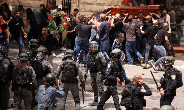 قلق إسرائيلي داخلي من عواقب الإدانات الدولية والعربية للعنف في جنازة أبو عاقلة