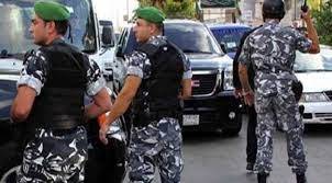 بالصورة -  عنصران أمنيان يحملان مسن للوصول الى مركز الاقتراع