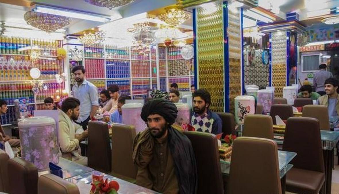 طالبان تسمح للأسر بتناول الطعام معا بعدما أمرت المطاعم بالفصل بين الرجال النساء