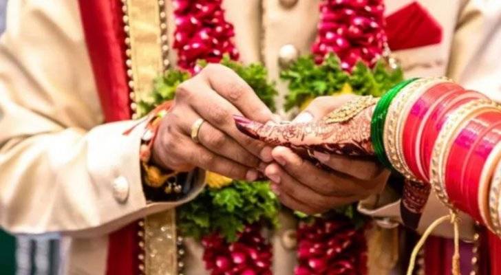 زوجان هنديان يرفعان دعوى قضائية ضد ابنهما لعدم إنجابه حفيدا لهما.. ويطالبانه بتعويض كبير!