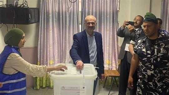 المولوي يقترع ويجول ويُعطي تعليماته:
صوّتوا كرمال لبنان... واختاروا الأفضل