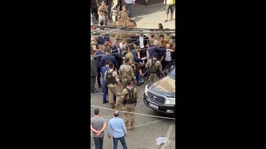 بالفيديو - هكذا تم سحل المواطن شربل طحومي بعد توجّهه بكلام نابٍ إلى رئيس الجمهورية