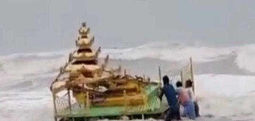بعد الإعصار.. عربة ذهبية غامضة تظهر على الساحل الهندي