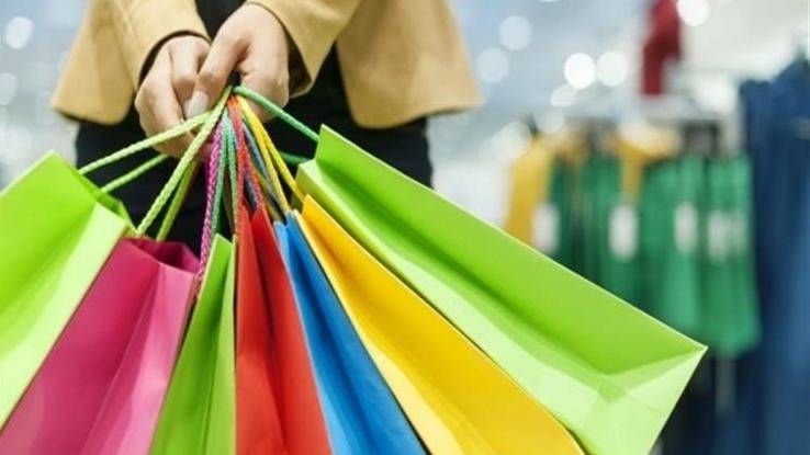 بالصور: فنانة مشهورة تتسوق بملابسها الداخلية!