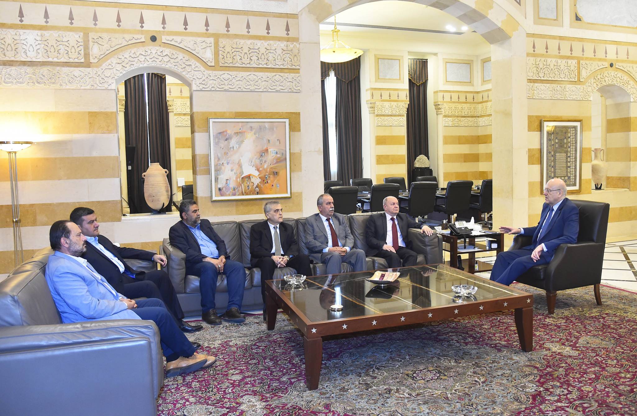 ميقاتي التقى الاتحاد العمالي والاسمر طالبه باجتماع لجنة المؤشر

وزيادة بدل النقل الى 150 الف ليرة وشكره على اتمام الاستحقاق