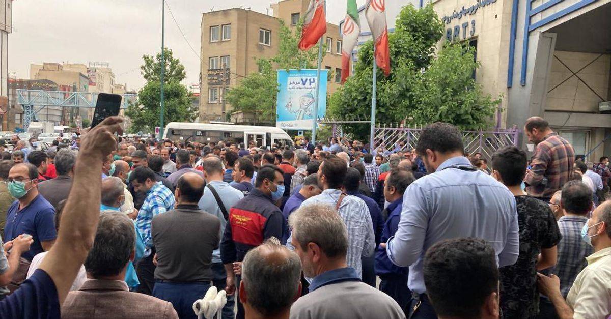إضراب لسائقي حافلات النقل العام في طهران والشرطة ترسل حافلاتها لنقل المواطنين