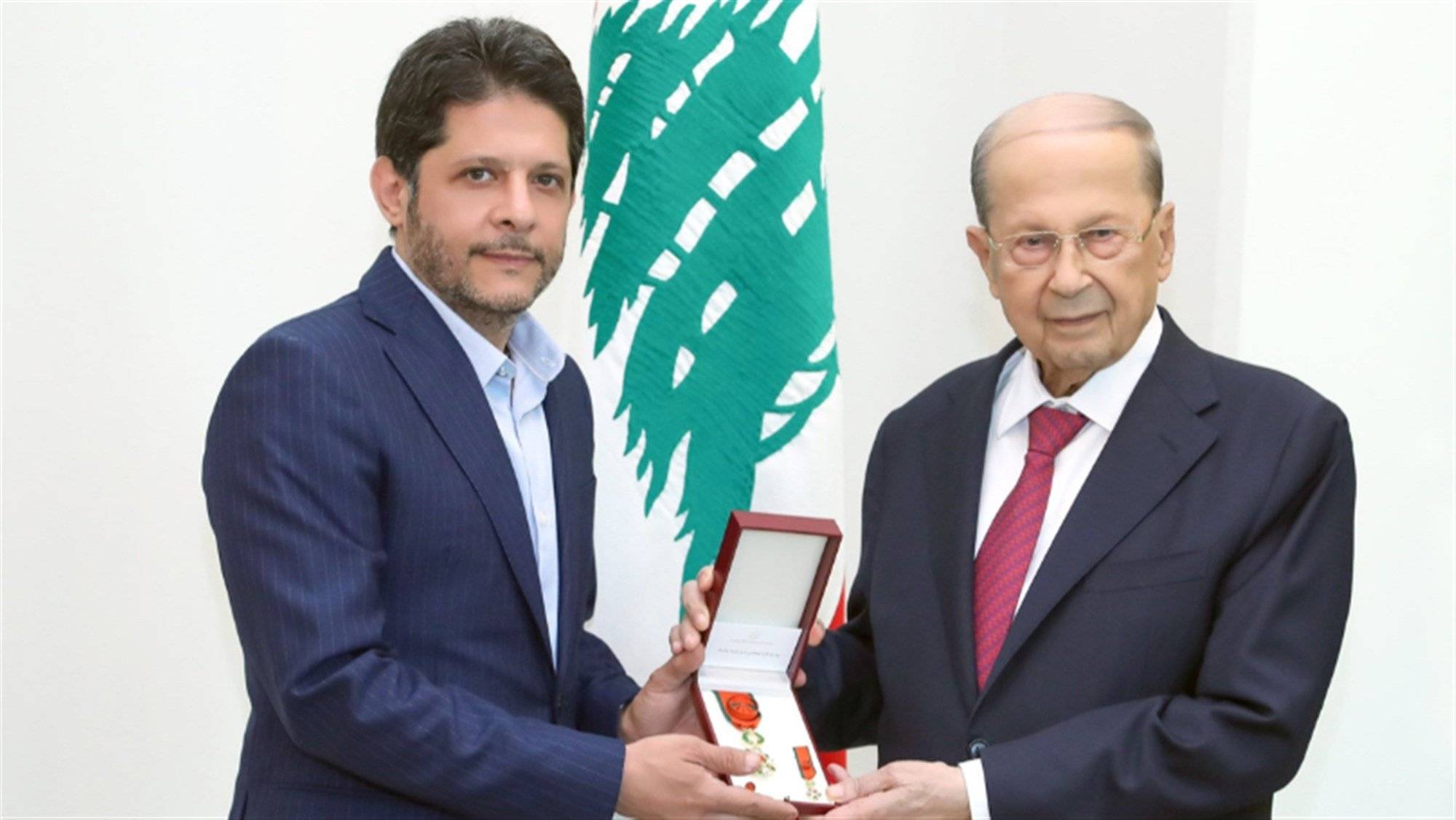 الرئيس عون يقلد معين شريف وسام الأرز برتبة ظابط
