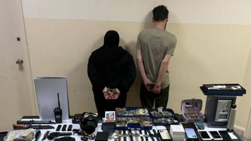 أم وابنها امتهنا السرقة من داخل المنازل بطريقة احتيالية.. هل وقعتم ضحية أعمالهما؟