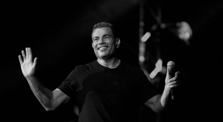 عمرو دياب يحيي حفلا كبيرا والجمهور يغني معه "اللي يمشي يمشي"
