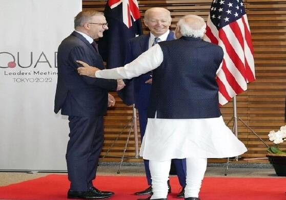 بالصورة- رئيس الوزراء الياباني في موقف محرج بسبب بايدن