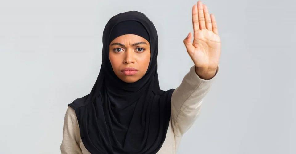 من جديد منع امرأة محجبة من العمل في لبنان ... بين حقوق الإنسان والتعصب الديني إلى أي مجتمع نتجه؟