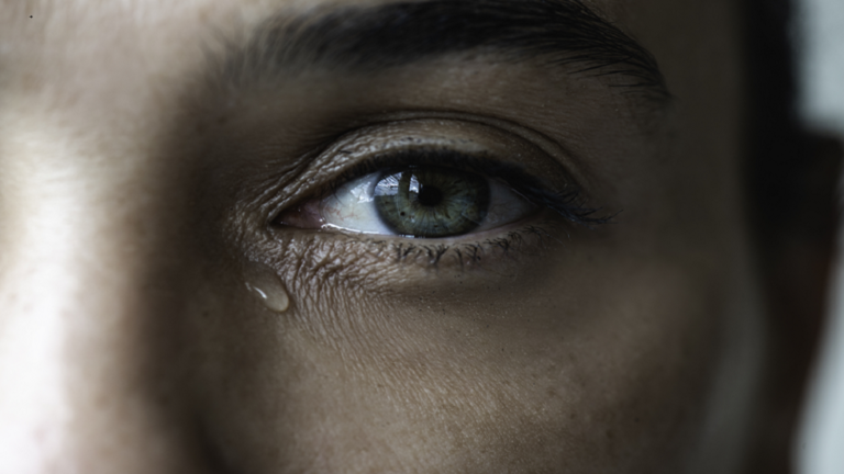 لماذا قد يحتاج جسمك إلى ذرف بعض الدموع حتى لو لم تشعر بالحزن؟!