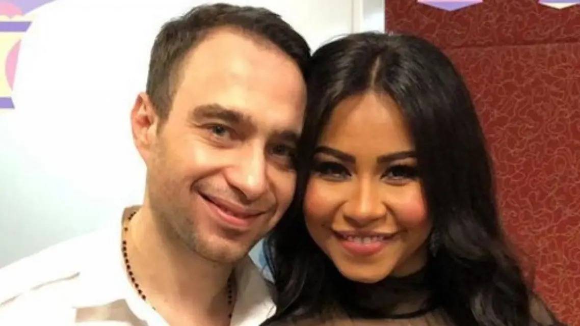 بعد ضبطه يحمل سلاحاً بفيلا شيرين.. حسام حبيب يؤكد: مرخص