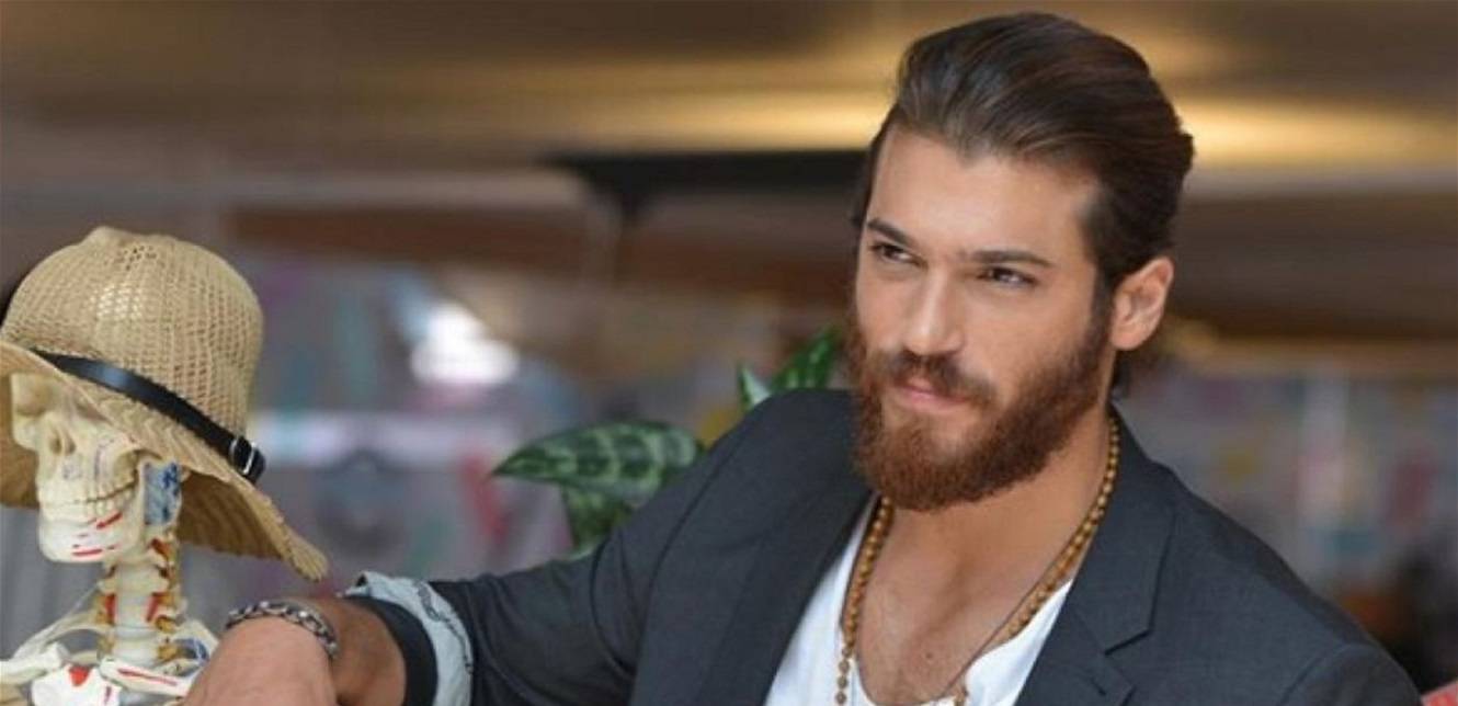 بالصورة- هاجمه عدد كبير من الفتيات ومزّقن ملابسه.. هذا ما حصل مع جان يامان بعد انفصاله عن حبيبته