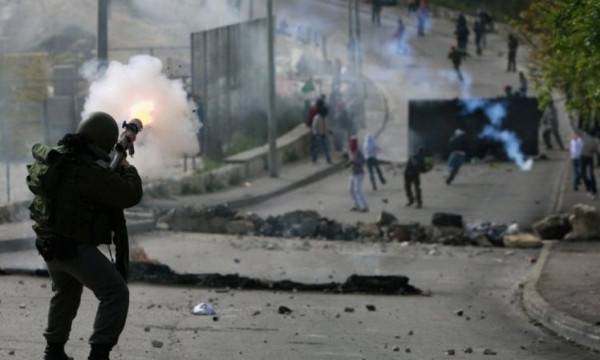 مواجهات بين فلسطينيين وقوات الإحتلال على المدخل الشمالي لرام الله والبيرة