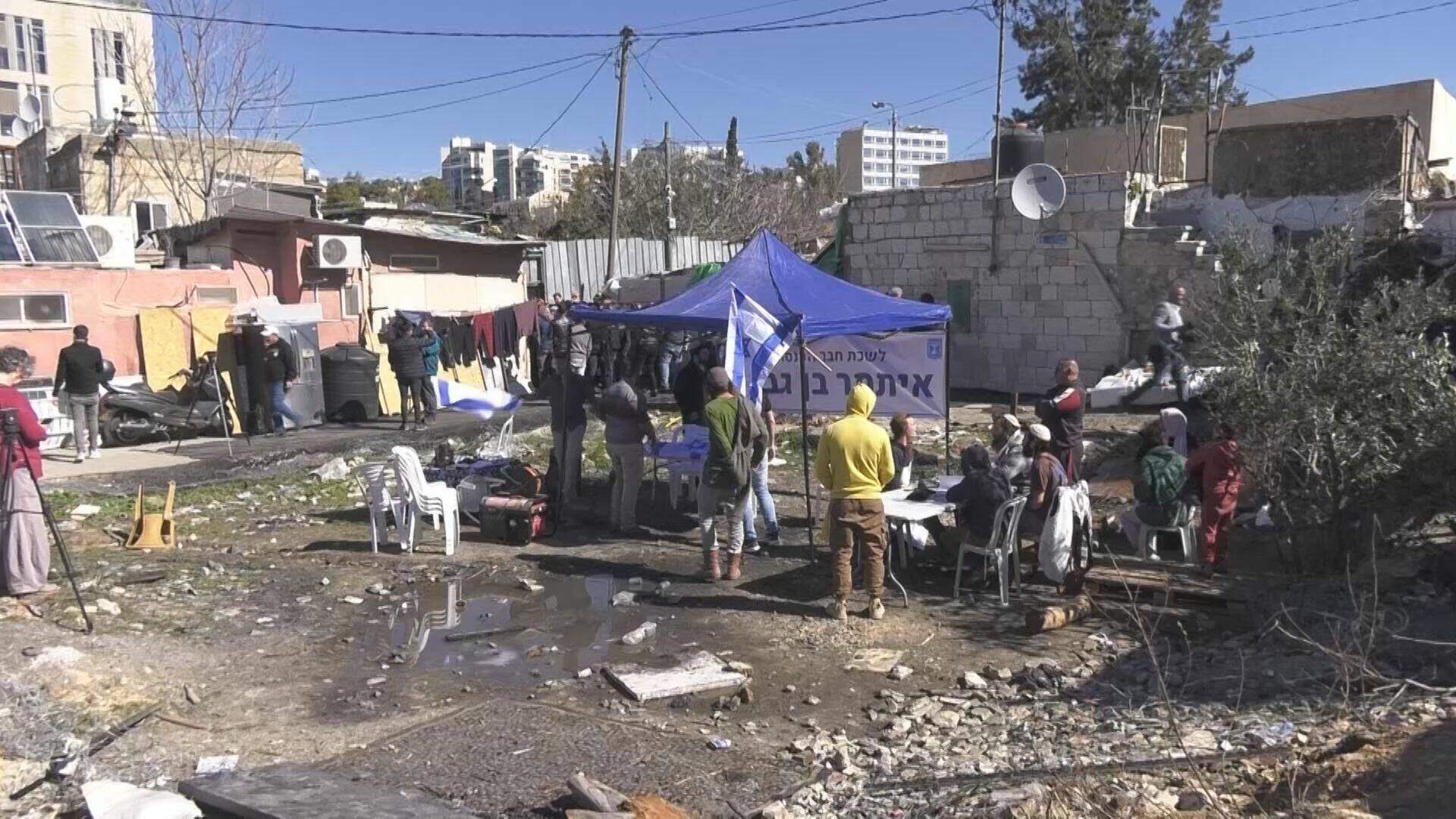بالفيديو- مستوطنون يهاجمون منازل الفلسطينيين في حيّ الشّيخ جرّاح