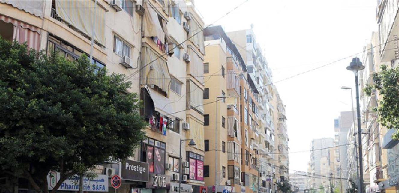 سقوط رجل من شرفة الطابق الثالث في حارة حريك