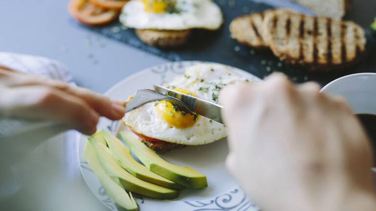 كيف يمكن أن يعزز تناول البيض صحة القلب؟