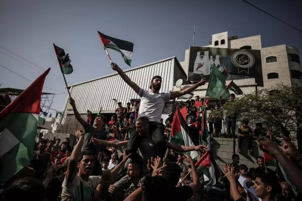 «اسرائيل» فشلت في إعلان سيادتها على القدس رغم تظاهرات يهوديّة غير مسبوقة واجتياح ساحات الأقصى
مئات الشبّان الفلسطينيين والفلسطينيّات حملوا الأعلام وقاوموا في القدس رغم القمع الوحشي ضدّهم
أين هي دول التطبيع مع العدو الإسرائيلي من استباحاته الأقصى المبارك والقدس الشريف؟
