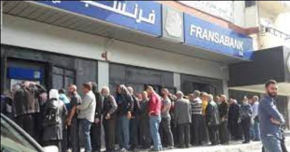 اقبال كثيف على المصارف للحصول على الدولار وفق سعر منصة صيرفة