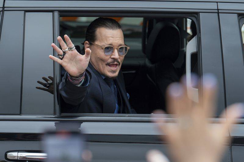 من محمد هنيدي إلى هيفاء وهبي.. ردود فعل النجوم بعد فوز جوني ديب بقضية التشهير ضد آمبر هيرد