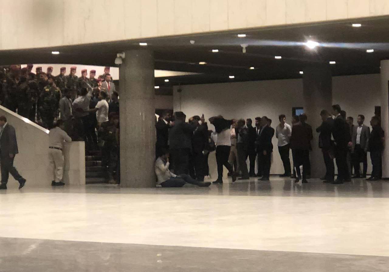 محتجّون يدخلون مبنى البرلمان العراقي بعد صدامات مع القوى الأمنية