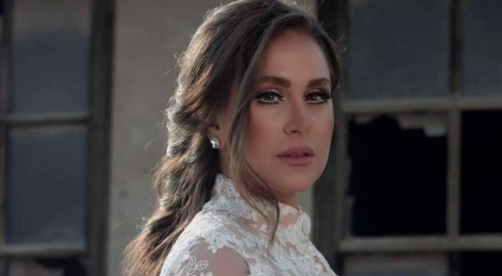 ديمة قندلفت تتغزل بزوجها: سبع سنين وبعدك بعيوني