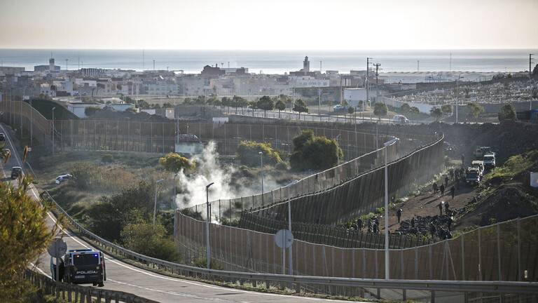 المغرب وإسبانيا يعيدان فتح الحدود للعاملين في سبتة ومليلة
