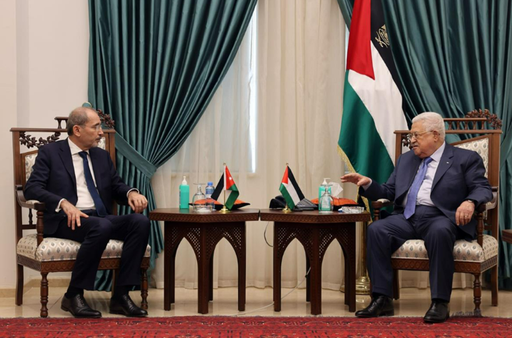 عباس يستقبل وزير الخارجية الأردني ويطلعه على مستجدات الأوضاع في فلسطين
