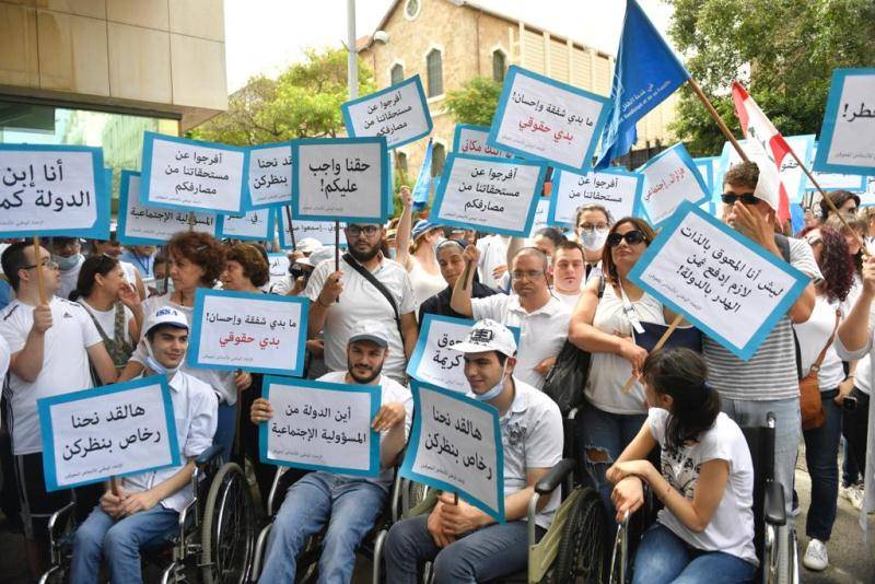 اعتصام لـ "الاتحاد الوطني للإعاقة" أمام مصرف لبنان
بيرم للمعتصمين: أتضامن مع مطالبكم وأتحسس أوجاعكم
حجار: لتحرير حسابات الجمعيات الموجودة بالدولار