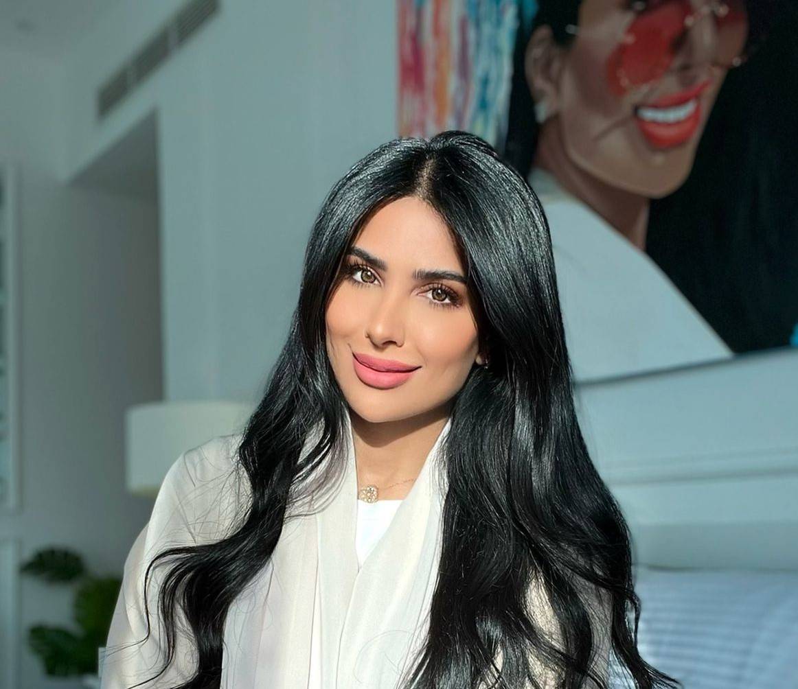 عائشة زهي تعرض أحدث صيحات الموضة في مهرجان "World Fashion Week"