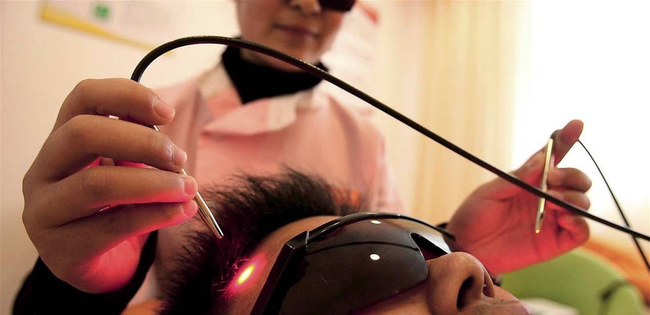 الليزر للإقلاع عن التدخين.. تقنية مثيرة للجدل ومكلفة